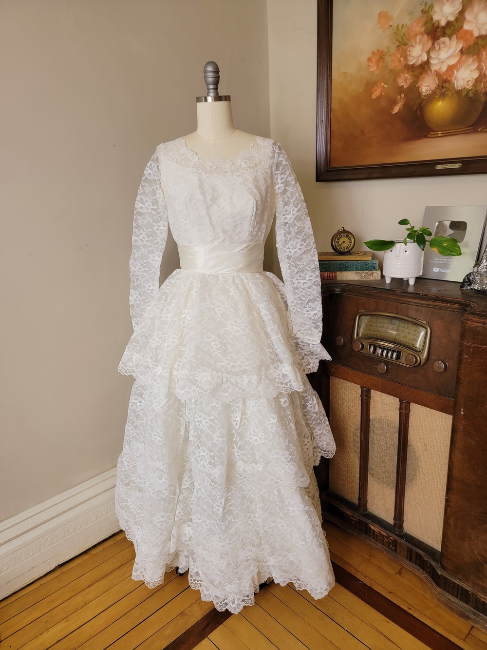 Vintage 1950s Ivory Lace Long Sleeve Tiered Wedding Dress Small